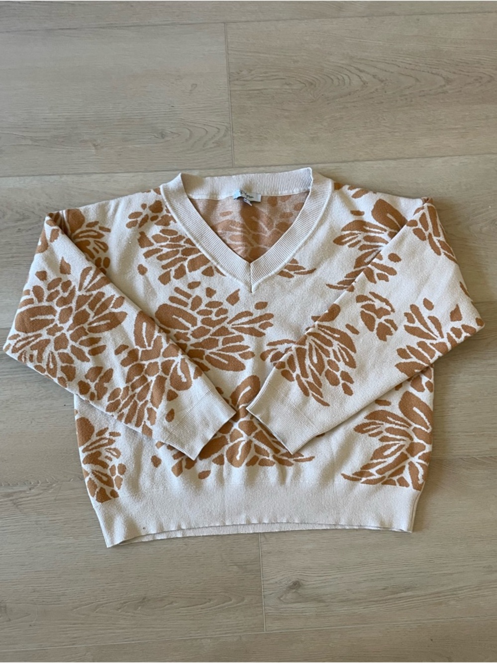 Boutique Floral Sweater Medium Cream Tan V Neck Cozy Boho Neutral